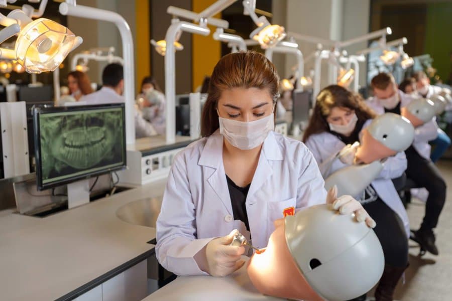 مميزات دراسة التخصصات الطبية :